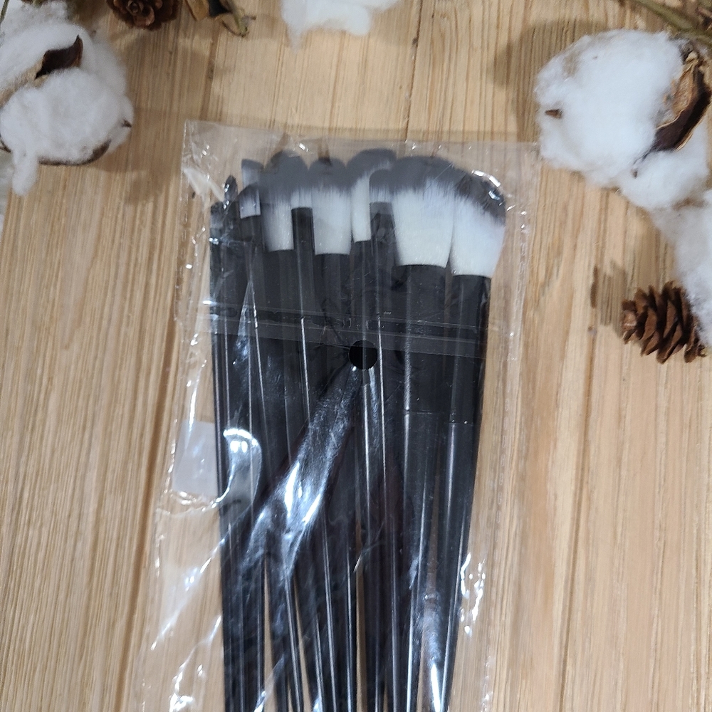 🎉🎉HOST PICK🎉🎉NEW🎉🎉 13PC BLACK AND WHITE Soft and Fluffy Makeup Brush Set - Picture 7 of 15
